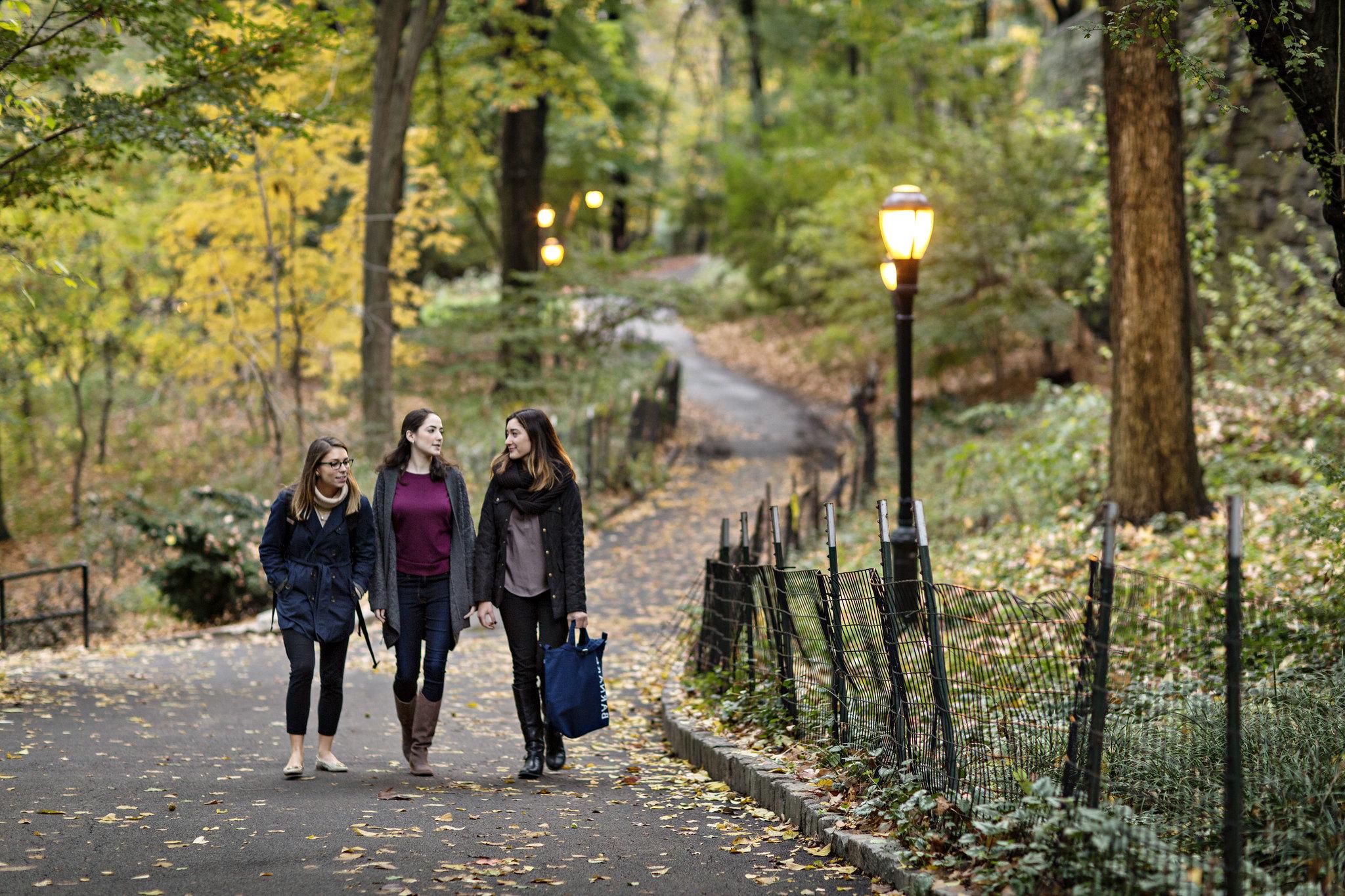 一群年轻女子在公园散步.