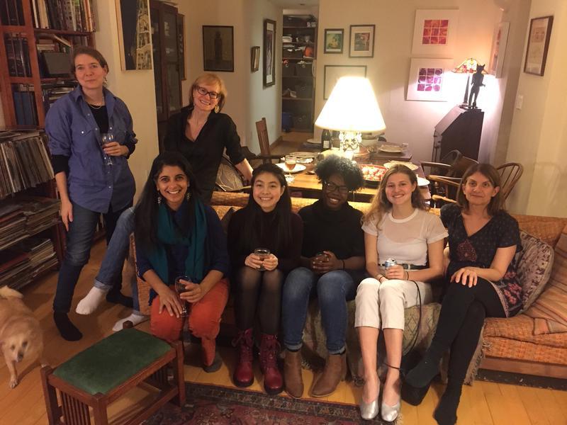 吉娜·吉奥弗里多(左前), 剧作家和前百年学者)和Shayoni Mitra(右前), 十大电竞游戏综合排名戏剧教授)与学者和项目主管共进晚餐.